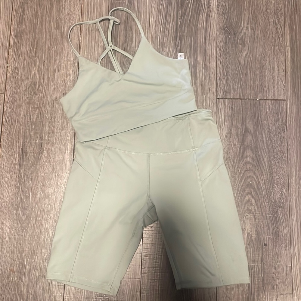 Workout set, super cute. Sports bra medium support.
